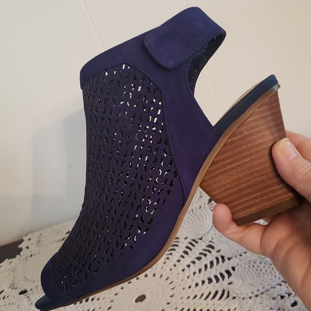 Gorgeous NIB Vince Camuto Suede Leather Royal Blue Cutout Shoes Sz 7W